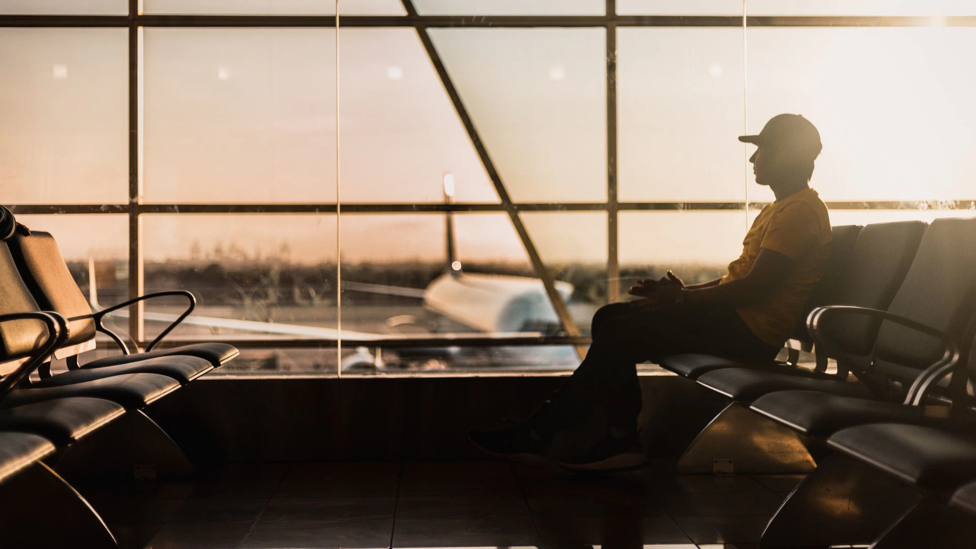 Un homme attend son vol à l’aéroport.